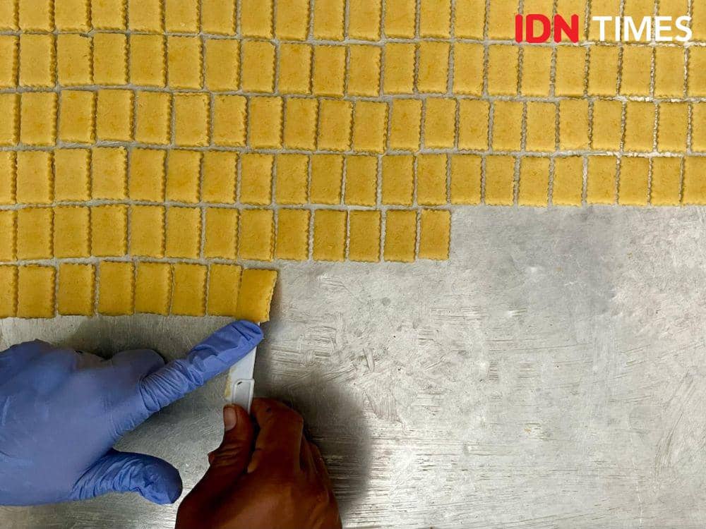 Karyawan UMKM Seni Rasa mengolah dan membuat kue kering Lebaran di Semarang. (IDN Times/Dhana Kencana)