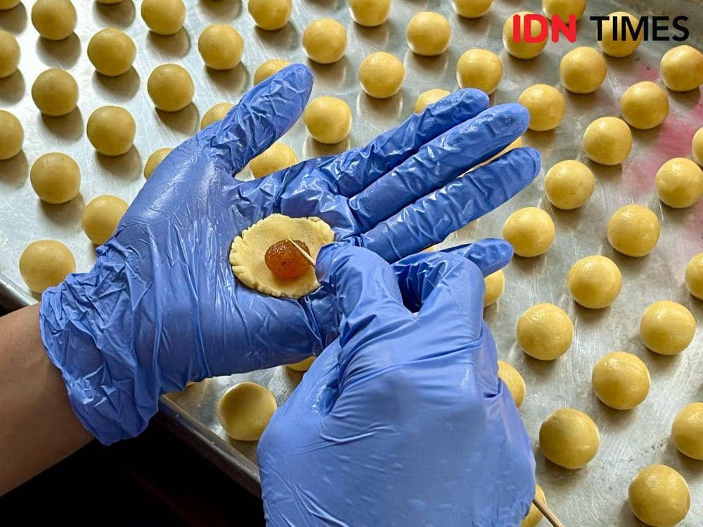 Karyawan UMKM Seni Rasa mengolah dan membuat kue kering Lebaran di Semarang. (IDN Times/Dhana Kencana)