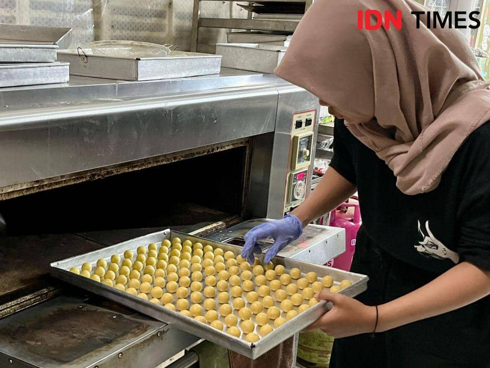Karyawan UMKM Seni Rasa memasukkan kue kering Lebaran untuk dipanggang di Semarang. (IDN Times/Dhana Kencana)