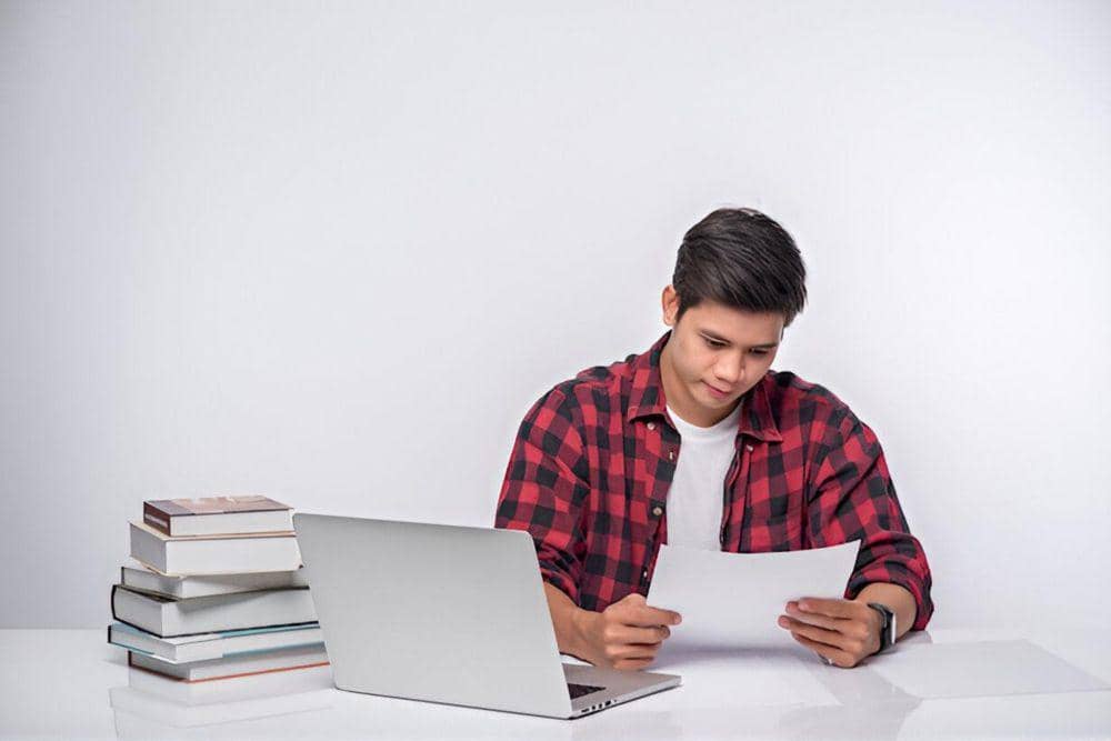 ilustrasi pria sedang belajar (freepik.com/jcomp)