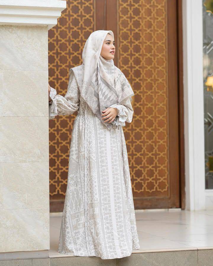 rekomendasi gamis etnik Lebaran 2025 (instagram.com/wearingklamby)