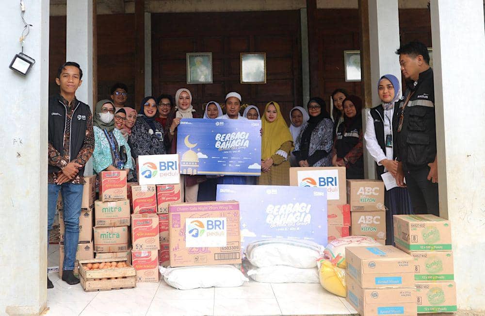 BRI Group melaksanakan kegiatan berbagi di bulan Ramadan dengan menyambangi Panti Asuhan Darul Quro’ dan Wisma Lansia Husnul Khotimah, Rabu (18/3/2025). (dok. BRI)