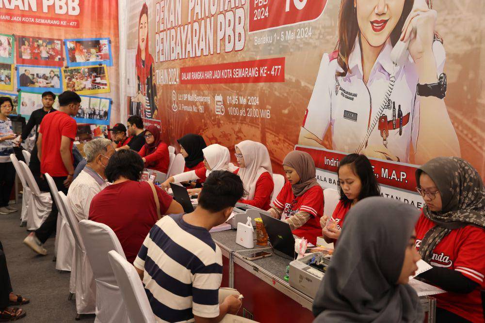 "Pajak daerah merupakan salah satu sumber pendapatan yang penting untuk pembangunan Kota Semarang. Oleh karena itu, kami mengajak seluruh masyarakat untuk taat pajak demi kemajuan bersama. Dengan membayar PBB tepat waktu, kita turut serta dalam memajukan Kota Semarang," katanya. Warga Kota Semarang pun dapat melakukan pembayaran PBB melalui berbagai metode yang tersedia, termasuk pembayaran secara online atau melalui kantor pos dan bank-bank yang telah bekerja sama dengan Pemerintah Kota Semara