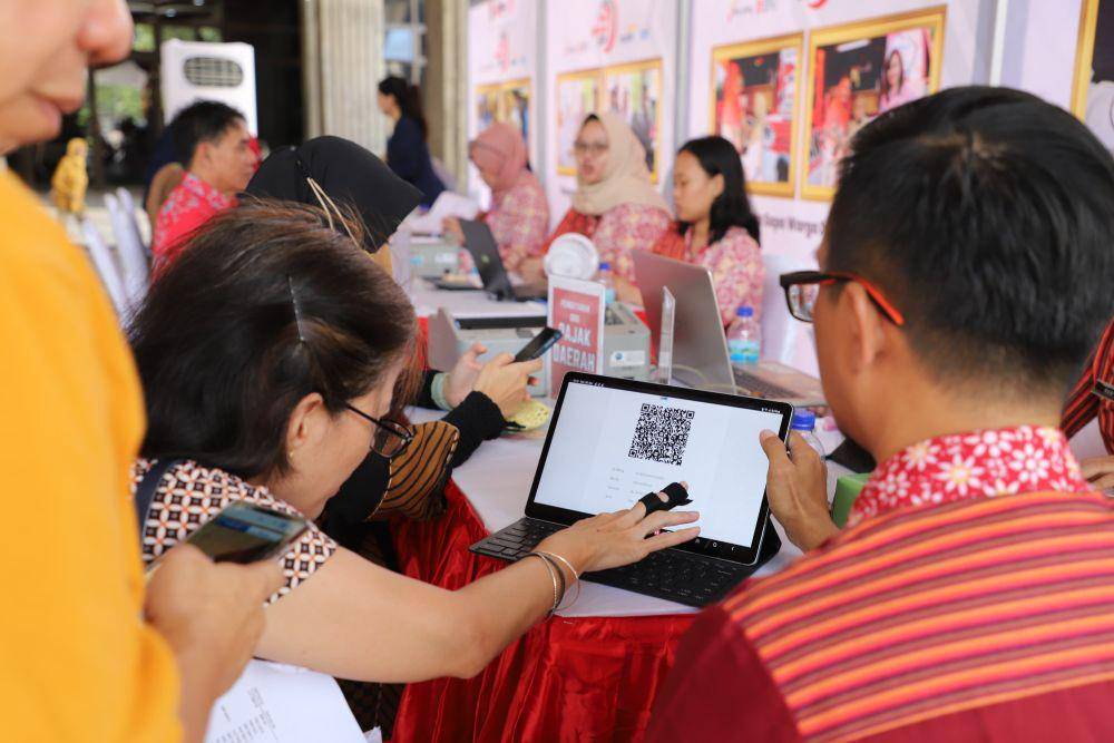"Pajak daerah merupakan salah satu sumber pendapatan yang penting untuk pembangunan Kota Semarang. Oleh karena itu, kami mengajak seluruh masyarakat untuk taat pajak demi kemajuan bersama. Dengan membayar PBB tepat waktu, kita turut serta dalam memajukan Kota Semarang," katanya.  Warga Kota Semarang pun dapat melakukan pembayaran PBB melalui berbagai metode yang tersedia, termasuk pembayaran secara online atau melalui kantor pos dan bank-bank yang telah bekerja sama dengan Pemerintah Kota Semara