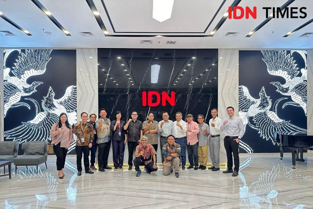 Anggota Dewan Kehormatan PWI bersama Tim Advokat Kehormatan Wartawan di kantor IDN HQ. (IDN Times/Uni Lubis)
