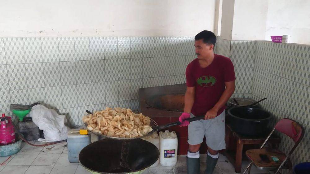 Produksi kerupuk rambak di Tulungagung meningkat. IDN Times/ Bramanta Pamungkas