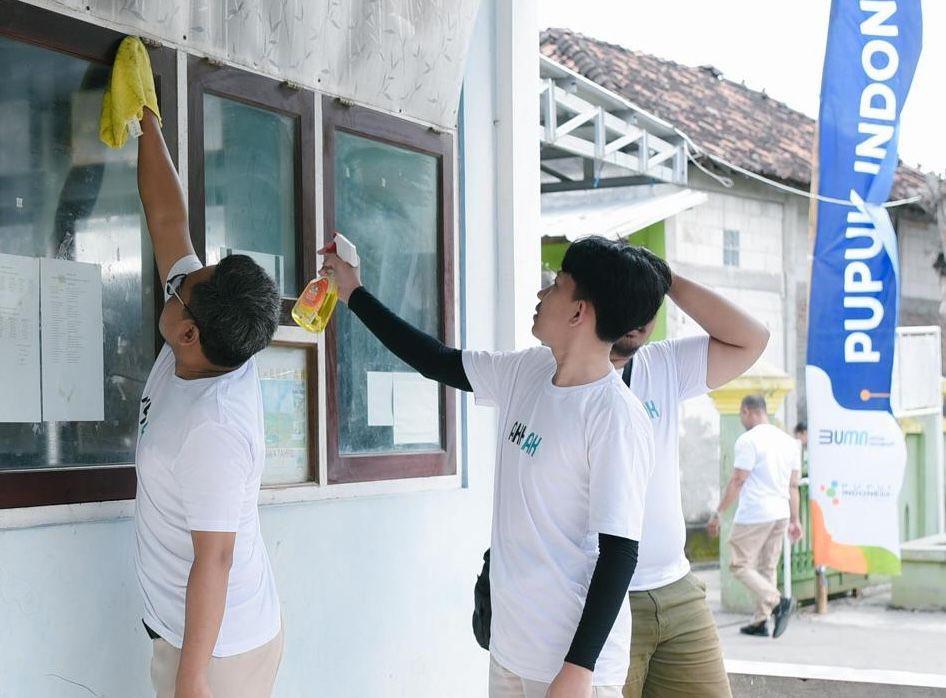 Pupuk Indonesia Libatkan Karyawan untuk Bersih-bersih Ponpes di Demak