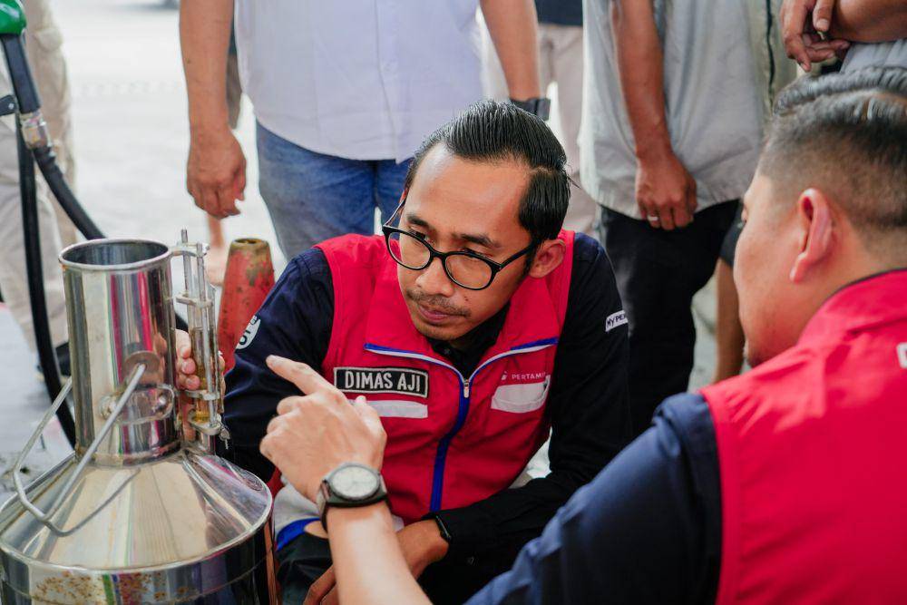 Tim Pertamina Patra Niaga memastikan kadar BBM di SPBU (Foto: Pertamina Patra Niaga)
