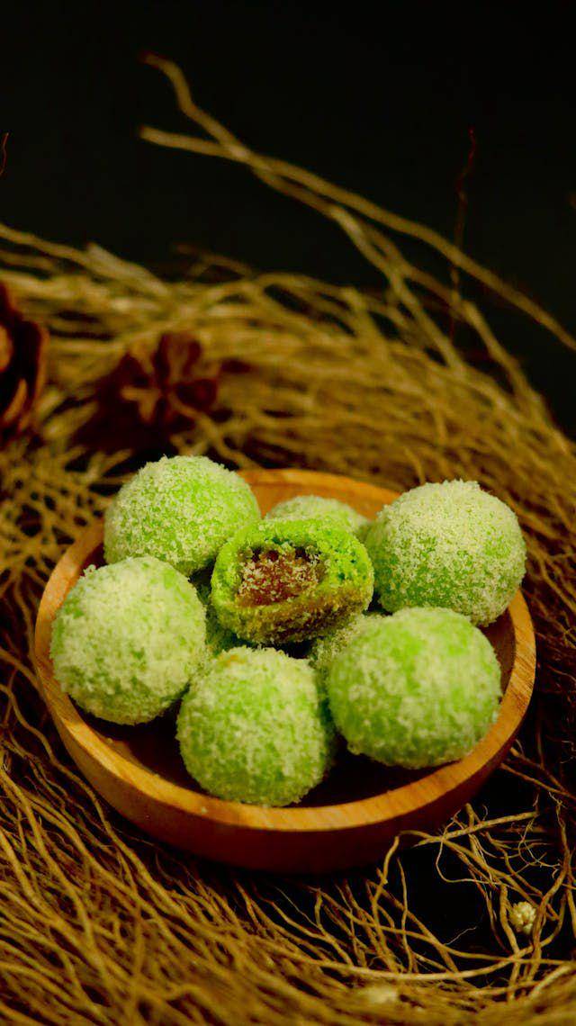 Ilustrasi klepon, makanan khas Jawa Timur. Pexels/Meggy Kadam Aryanto