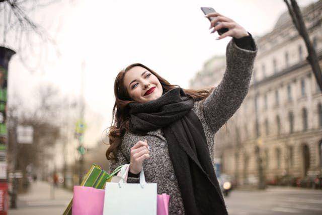 Ilustrasi seorang wanita selfie (Pexels.com/Andrea Piacquadio)