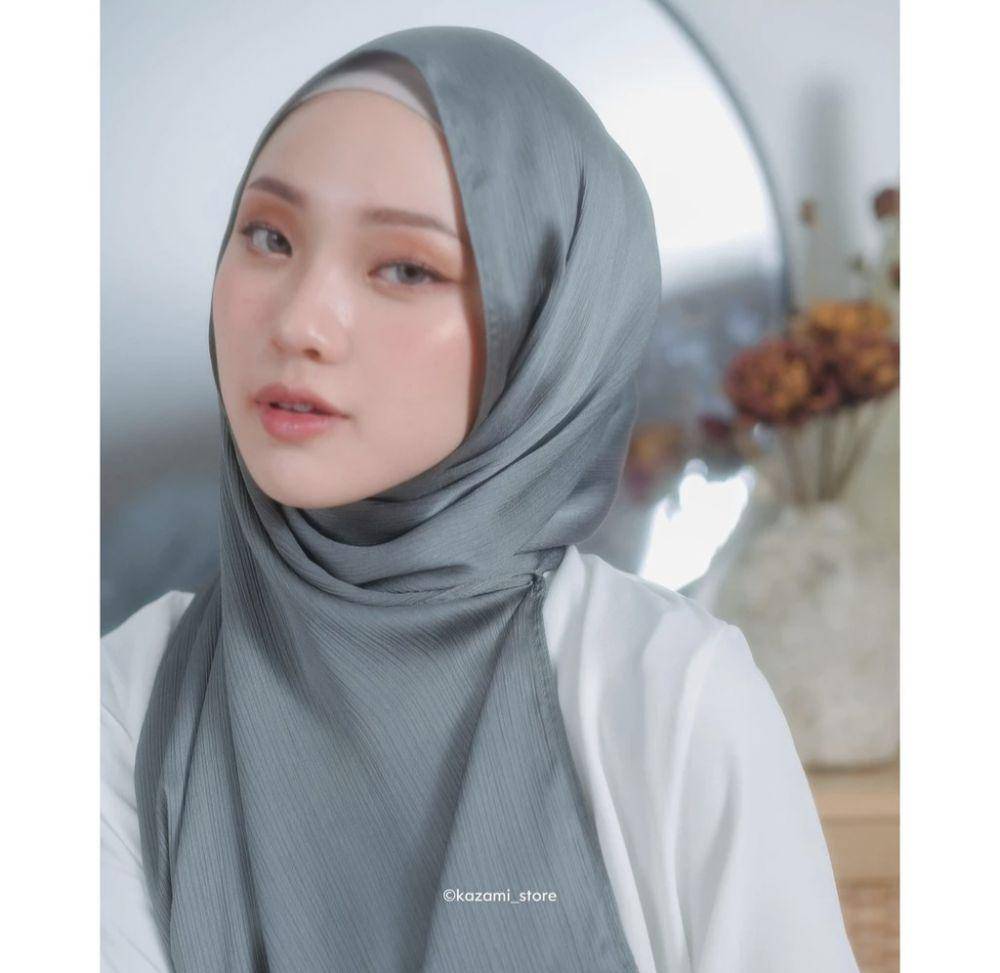 Shawl People Pashmina Silk (shopee.co.id/Studio Hijabi)