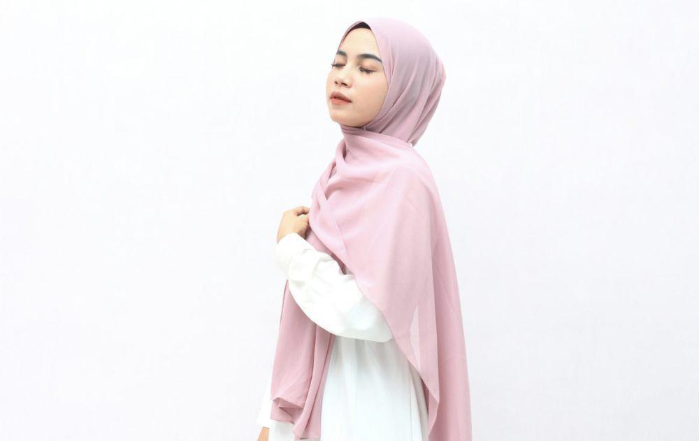 5 Jilbab Satin untuk Dikenakan saat Lebaran, Terlihat Menarik!