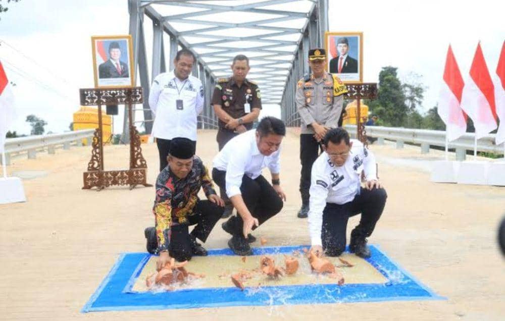 Gubernur Sumsel Herman Deru saat meresmikan Jembatan Air Keruh di BTS Ulu. (Dok. Humas Pemprov Sumsel)