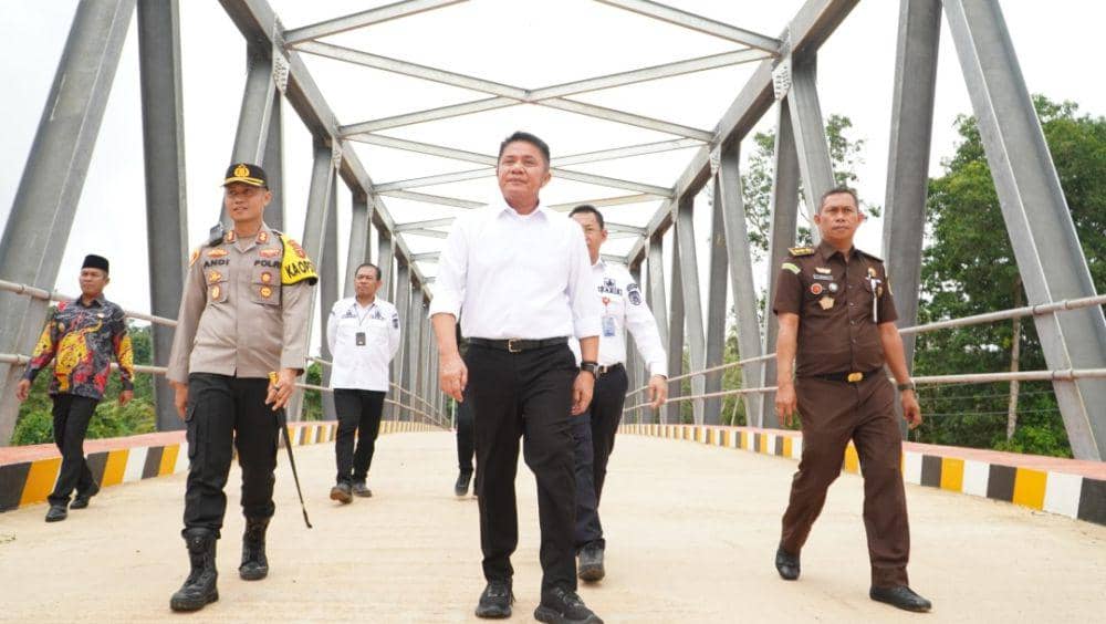 Gubernur Sumsel Herman Deru saat meresmikan Jembatan Air Keruh di BTS Ulu. (Dok. Humas Pemprov Sumsel)