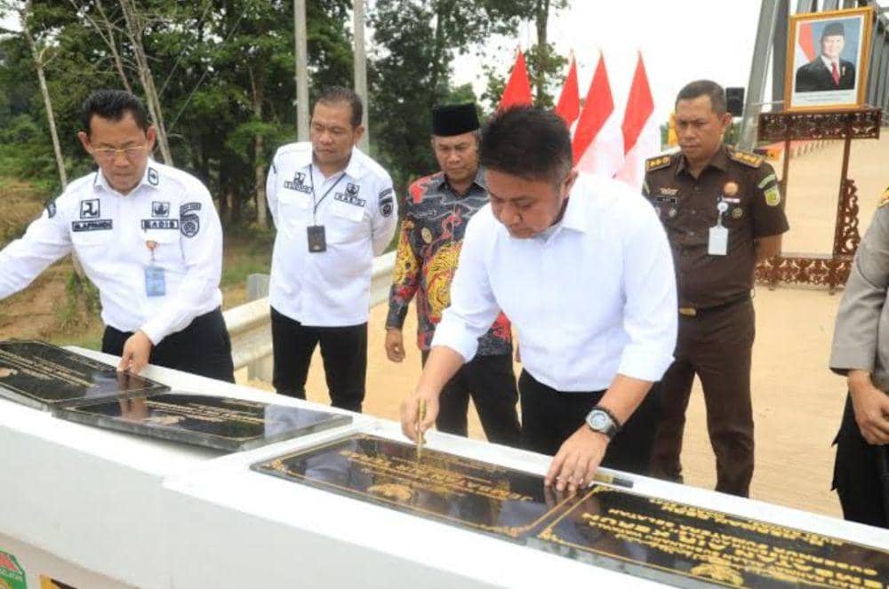 Gubernur Sumsel Herman Deru saat meresmikan Jembatan Air Keruh di BTS Ulu. (Dok. Humas Pemprov Sumsel)