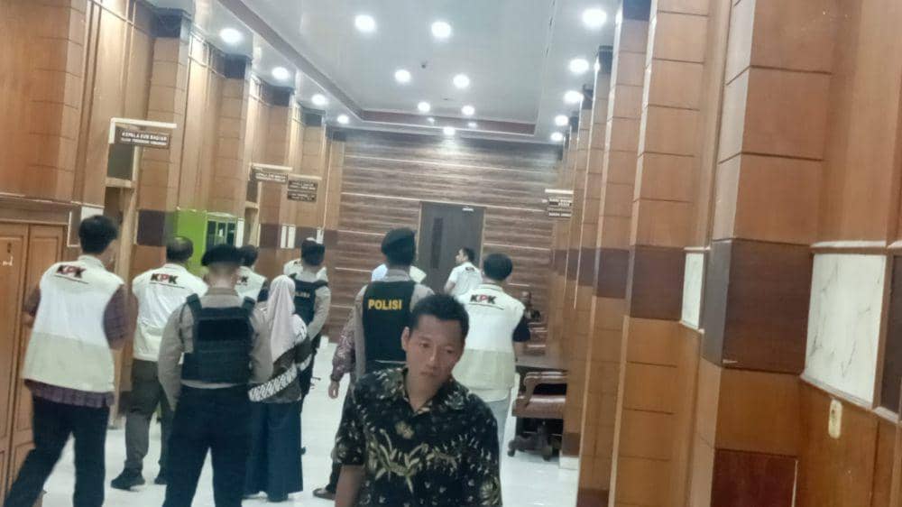 Petugas KPK saat melakukan penggeledahan di kantor DPRD OKU. (Dok. Istimewa))