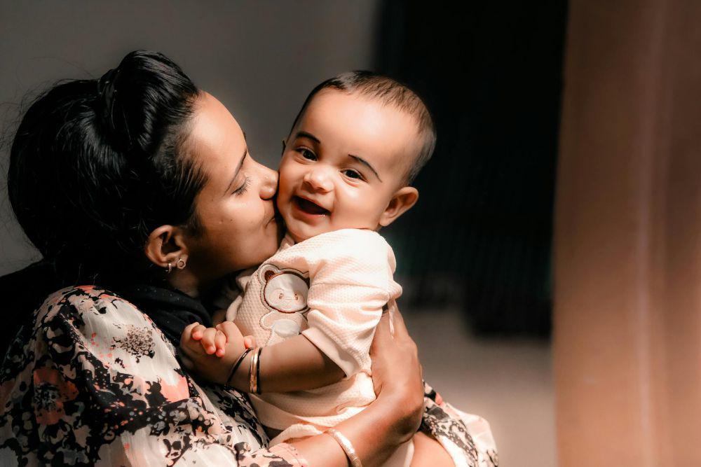 4 Pertimbangan Sebelum Mengadopsi Anak, Tidak Sembarangan!