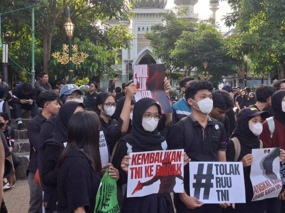 Ratusan Orang Berdemo Tolak UU TNI di Alun-Alun Kota Malang