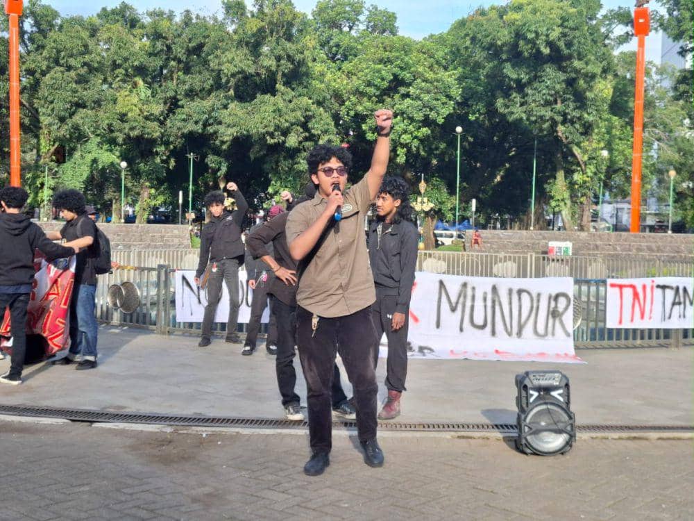 Aksi demo Tolak UU TNI di Alun-Alun Kota Malang. (IDN Times/Rizal Adhi Pratama)