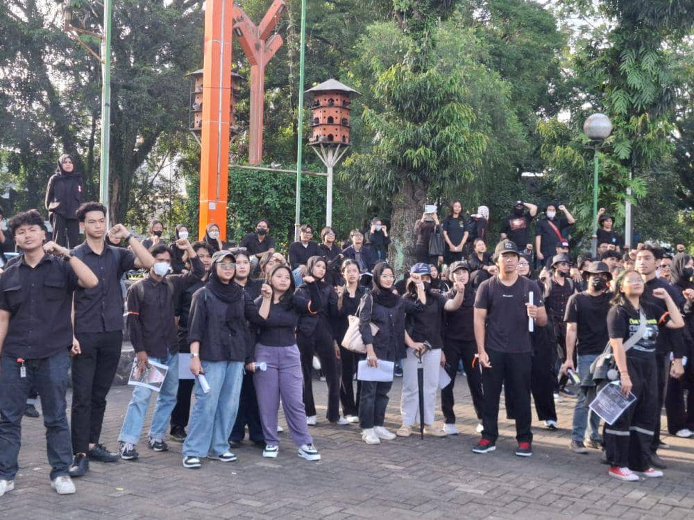 Aksi demo Tolak UU TNI di Alun-Alun Kota Malang. (IDN Times/Rizal Adhi Pratama)