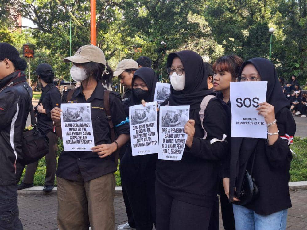 Aksi demo Tolak UU TNI di Alun-Alun Kota Malang. (IDN Times/Rizal Adhi Pratama)