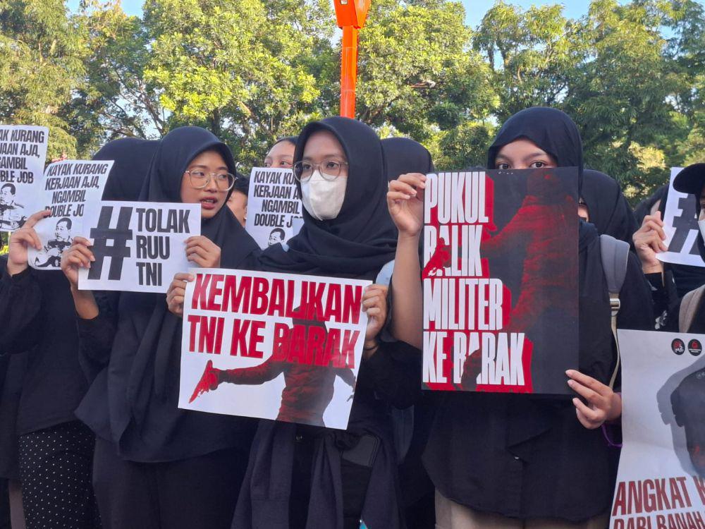 Ini Tuntutan Aksi Tolak RUU TNI di Alun-alun Kota Malang