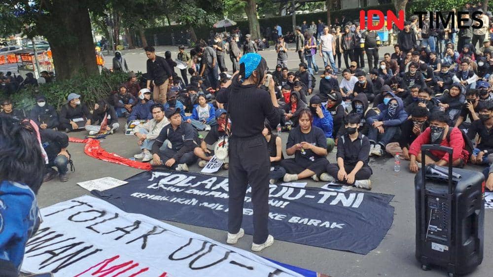 Mahasiswa di Bandung Aksi Tolak UU TNI, Ini Isi Tuntutannya