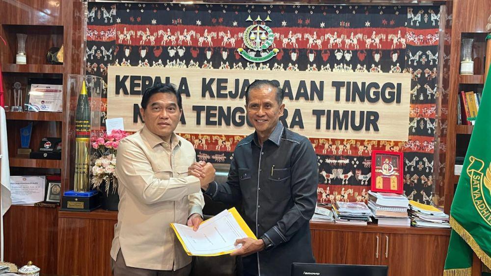 Irjen PKP Heri Jerman (kiri) serahkan laporan indikasi fraud proyek pembangunan perumahan bagi eks pejuang Timor Timur kepada Kepala Kejati NTT Zet Tadung Allo. (Dok Kejati NTT)