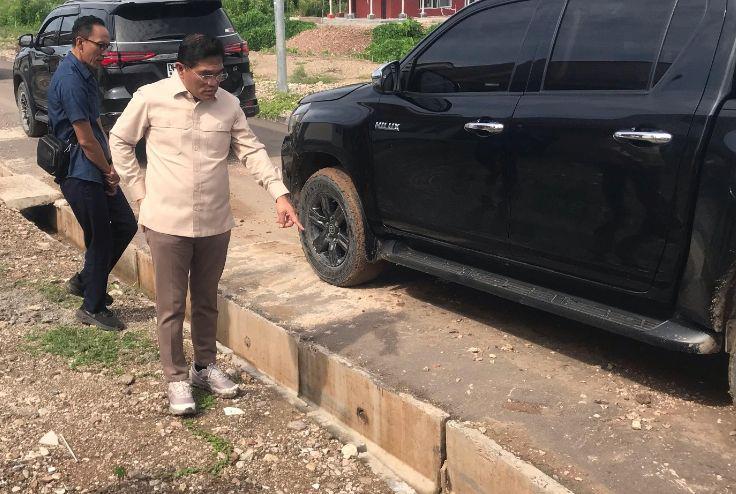 Irjen PKP Heri Jerman saat investigasi lapangan dan temukan indikasi fraud di proyek pembangunan perumahan bagi eks pejuang Timor Timur. (Dok Kejati NTT)