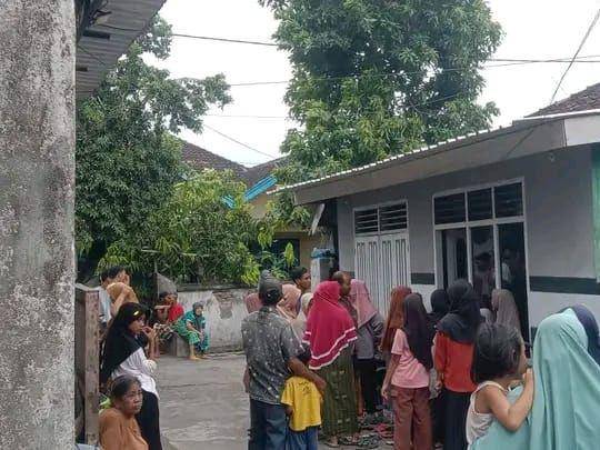 Warga Korleko saat mendatangi rumah korban (IDN Times/Istimewa)