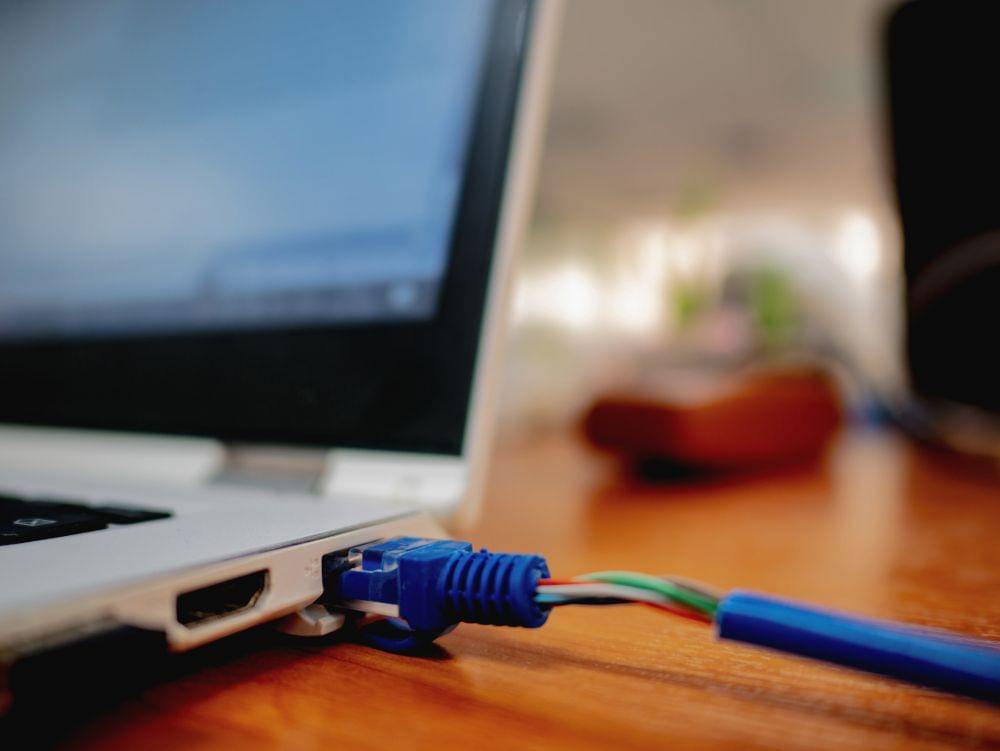 ilustrasi kabel internet (123rf.com/sumethanu)