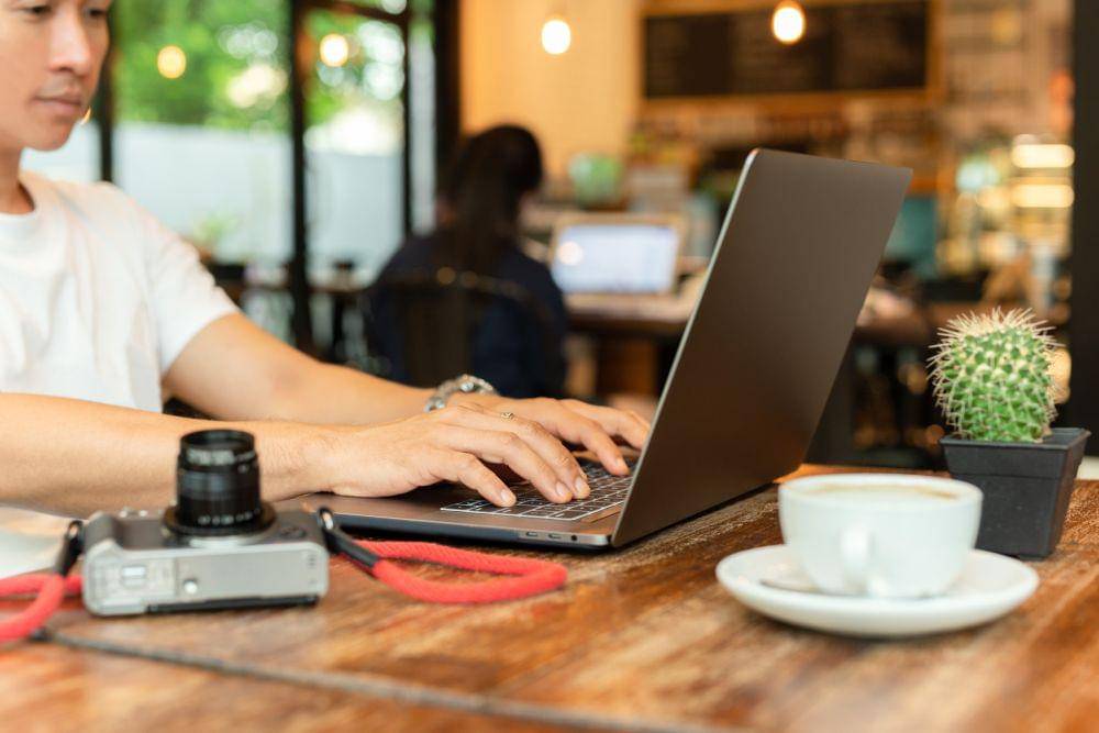 ilustrasi laptop untuk bekerja (123rf/bignai)