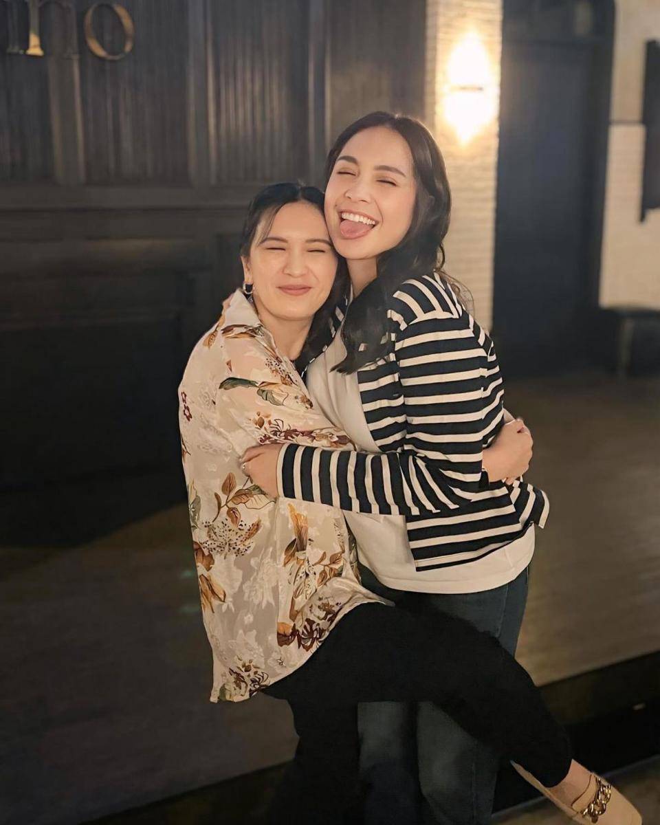 OOTD Artis di Reuni Di Sini Ada Setan (instagram.com/jenniferarnelita)