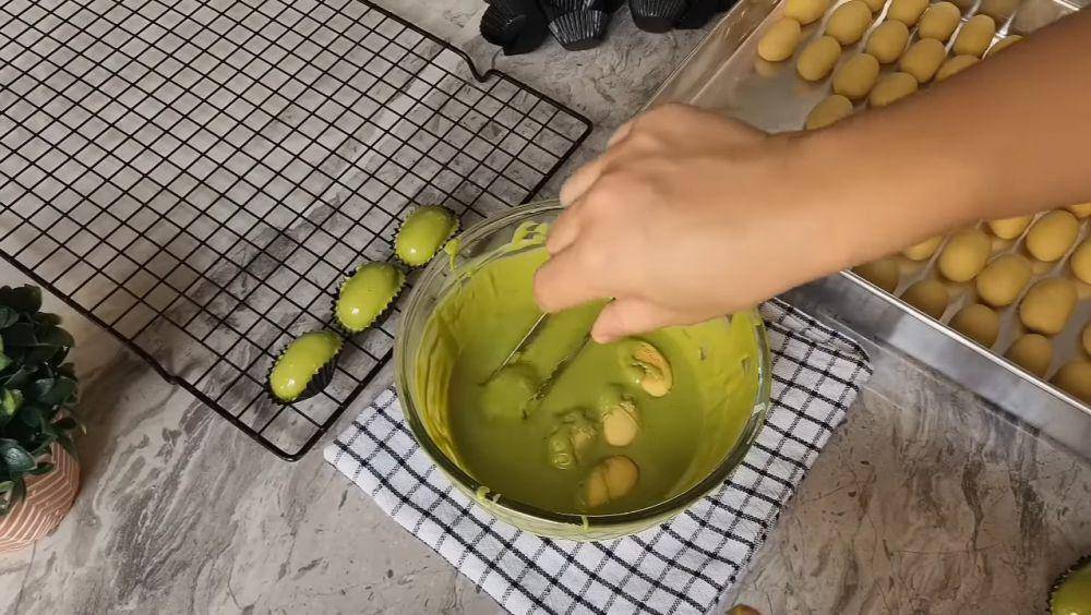 ilustrasi membalut almond cookies ke dalam cokelat leleh (YouTube.com/atha naufal)