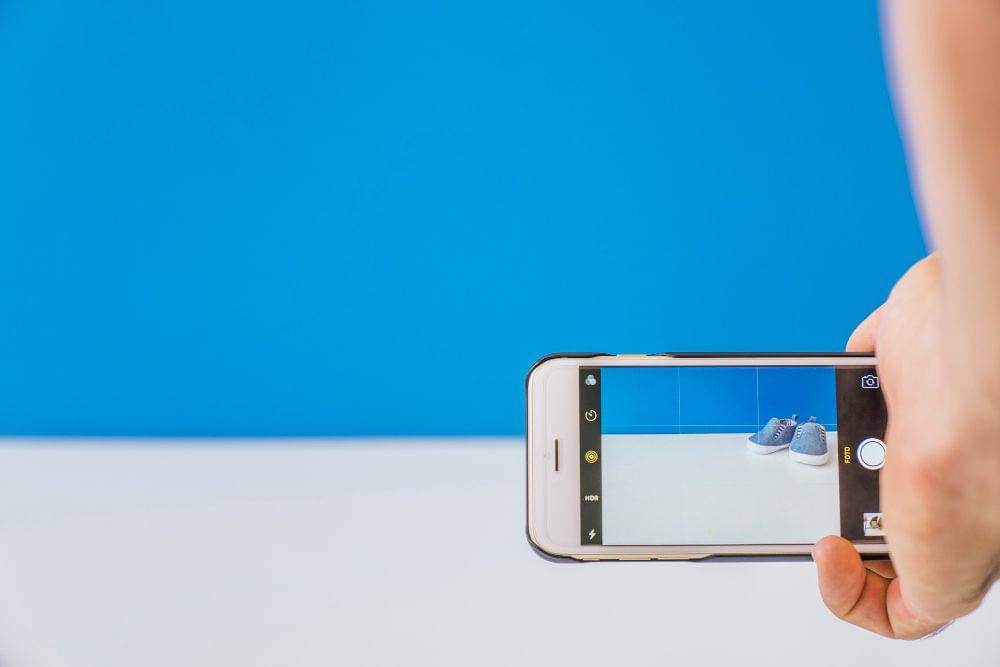 ilustrasi dengan smartphone dengan AI kamera (freepik.com/freepik)