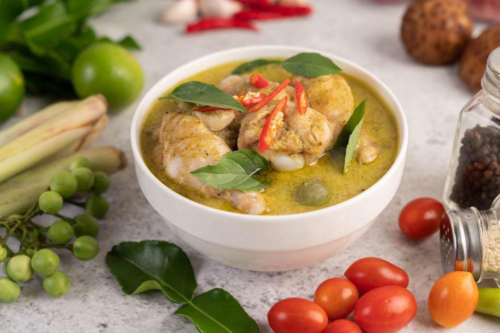 Resep Opor Ayam Kampung buat Lebaran, Pantang Absen dari Meja Makan!
