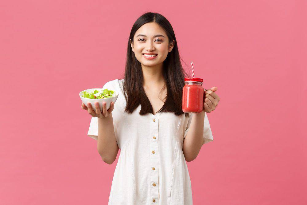 ilustrasi perempuan minum smoothie (freepik.com/benzoix)