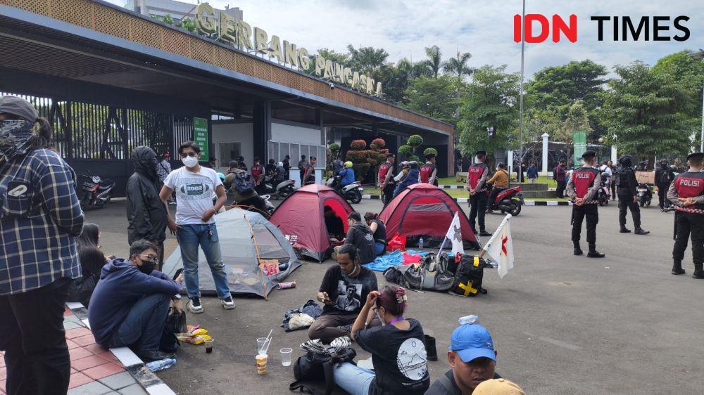 Pegiat Sipil Bertahan di Gerbang DPR RI Jelang RUU TNI Disahkan