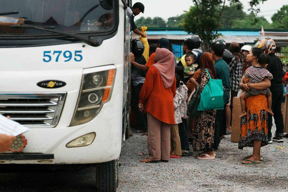 Pemudik antre menaikkan barang ke dalam bus di Terminal Baruga, Kendari, Sulawesi Tenggara, Kamis (20/3/2025). (ANTARA FOTO/Jojon)