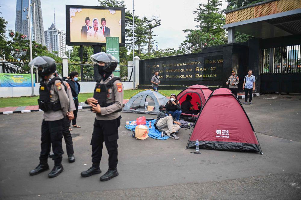 Satpol PP Bongkar Tenda Aksi Tolak UU TNI di DPR, Ganggu Estetika