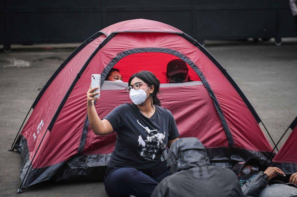 Pengunjuk rasa duduk di dalam tenda yang didirikan di depan pintu gerbang Pancasila, Gedung DPR RI, Jakarta, Kamis (20/3/2025). (ANTARA FOTO/Bayu Pratama S)
