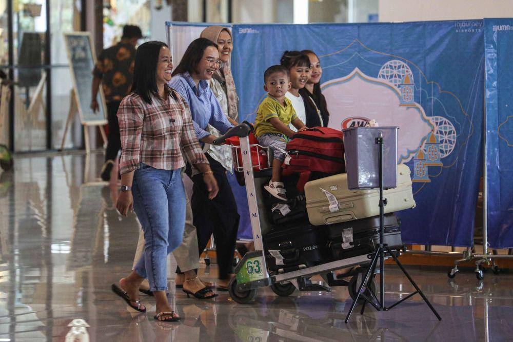 Sejumlah penumpang pesawat berjalan keluar dari terminal kedatangan di Bandara Ahmad Yani, Semarang, Jawa Tengah, Selasa (18/3/2025). (ANTARA FOTO/Makna Zaezar)