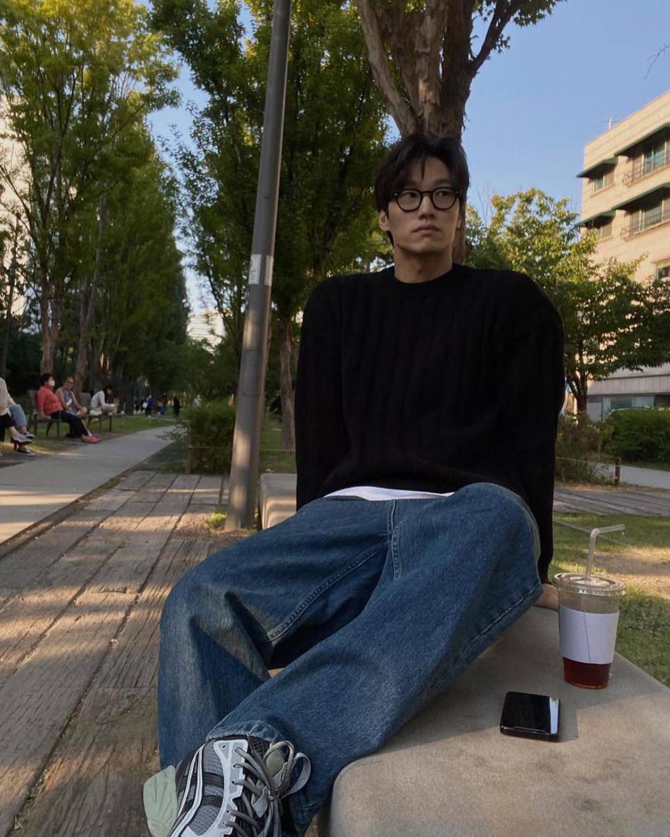 OOTD cowok pakai grey sneakers (instagram.com/siiiido)