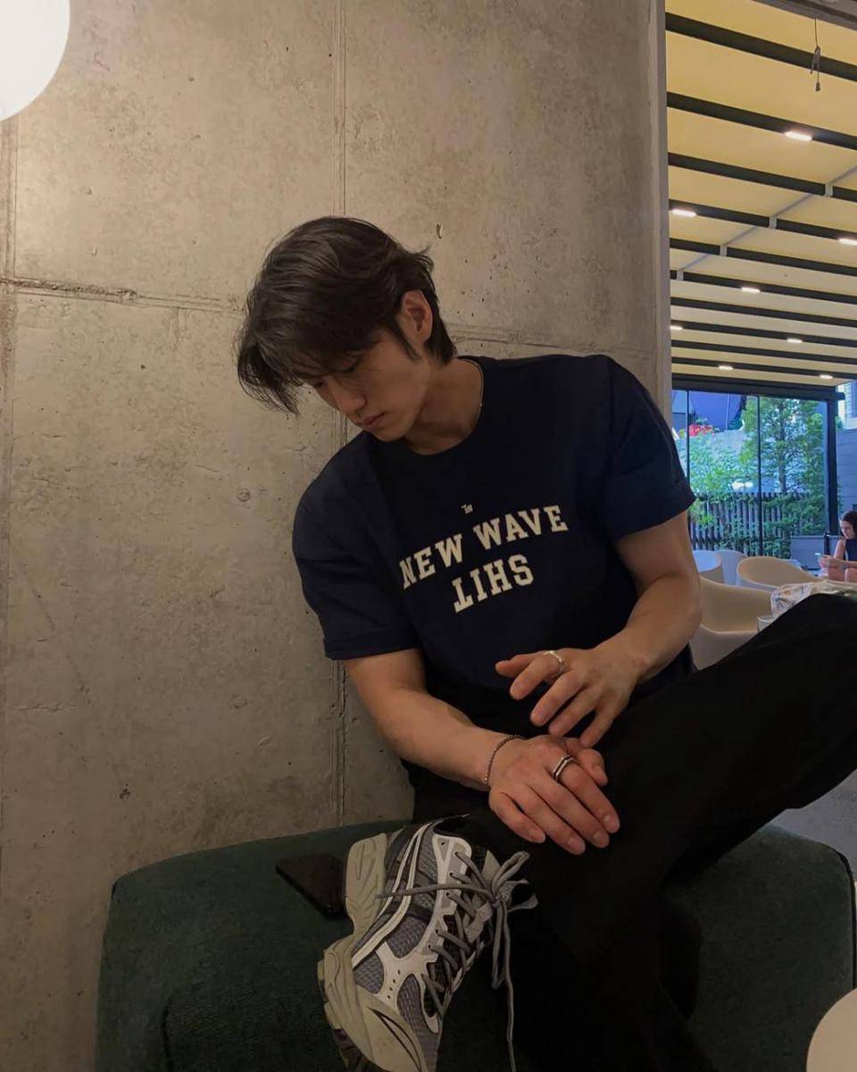 OOTD cowok pakai grey sneakers (instagram.com/siiiido)
