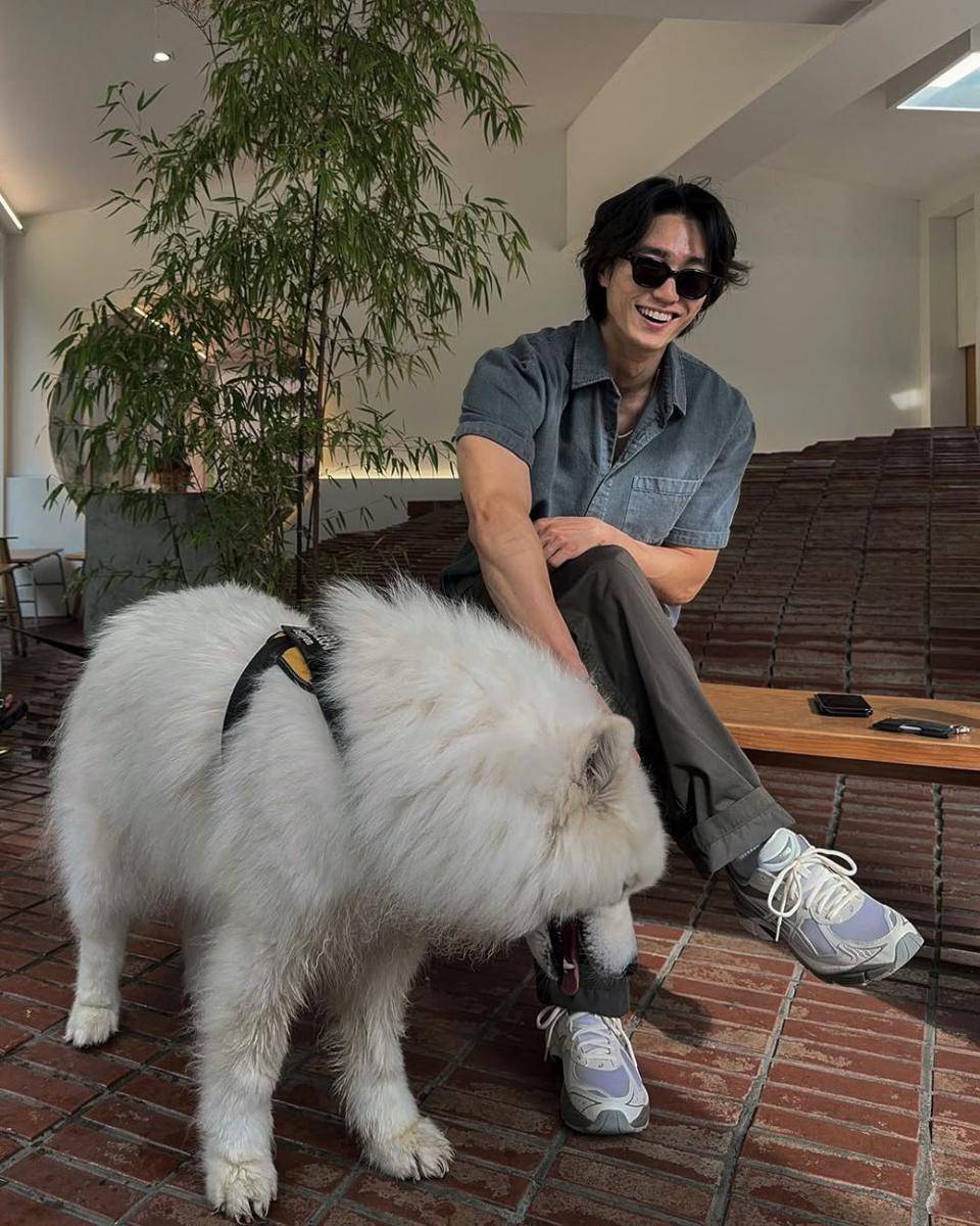 OOTD cowok pakai grey sneakers (instagram.com/siiiido)