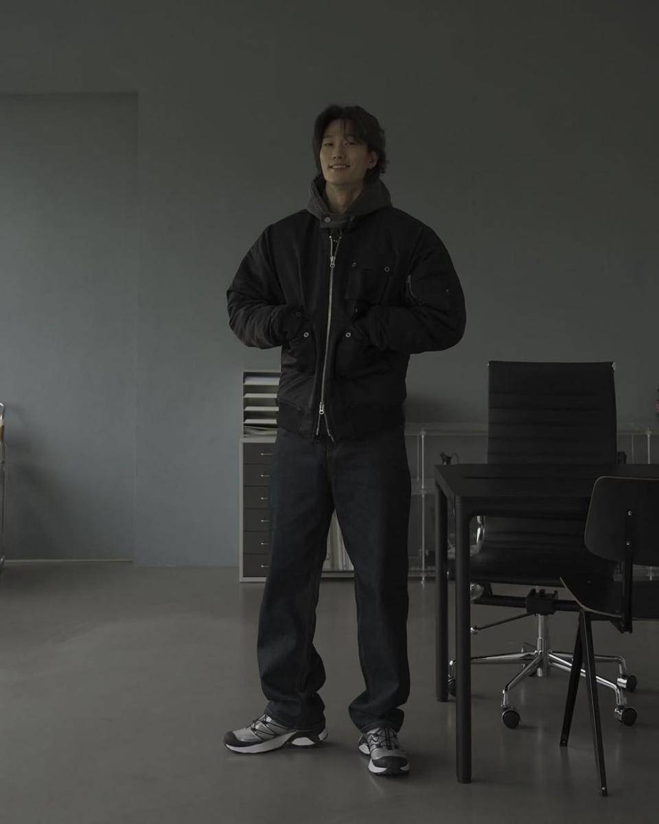 OOTD cowok pakai grey sneakers (instagram.com/siiiido)