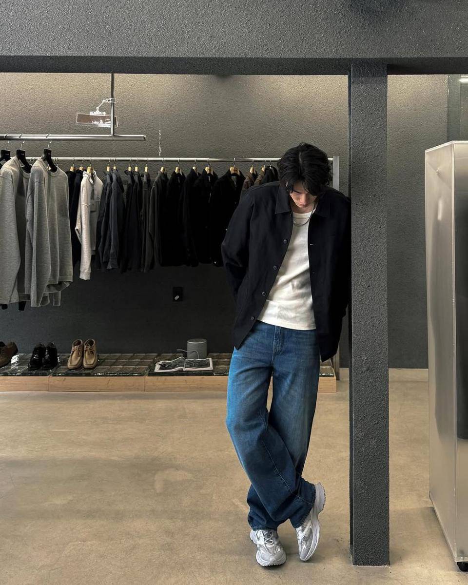 OOTD cowok pakai grey sneakers (instagram.com/siiiido)