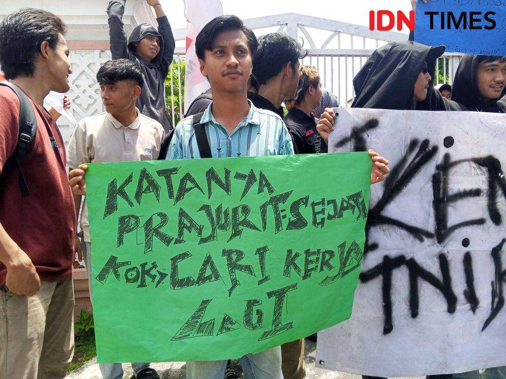 Aksi unjuk rasa mahasiswa menolak revisi UU TNI di Kantor DPRD NTB, Kamis (30/3/2025). (IDN Times/Muhammad Nasir)