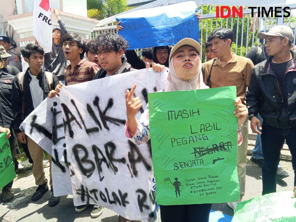 Aksi unjuk rasa mahasiswa menolak revisi UU TNI di depan Kantor DPRD NTB, Kamis (20/3/2025). (IDN Times/Muhammad Nasir)