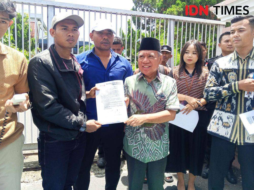 Wakil Ketua DPRD NTB Muzihir saat menemui massa aksi. (IDN Times/Muhammad Nasir)